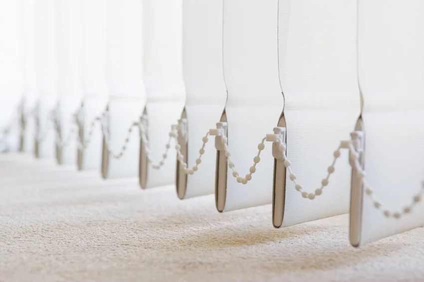 Cu ce se curăță eficient jaluzelele verticale din material textil