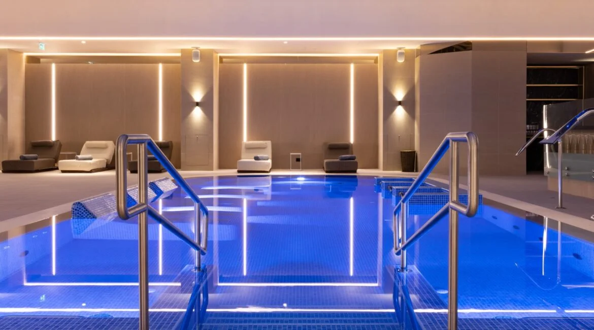Cum alegi o cazare cu piscină interioară pentru iarnă în România