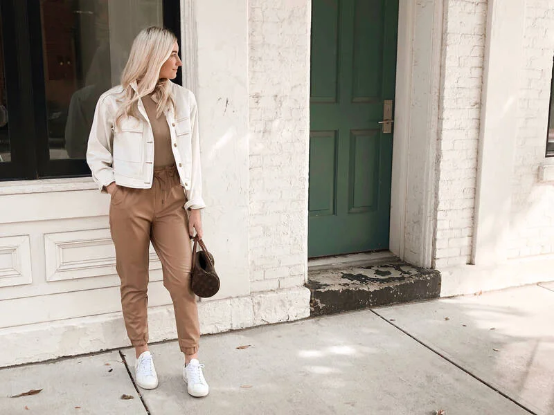 Cum îți construiești o ținută monocromă fără să pară banală