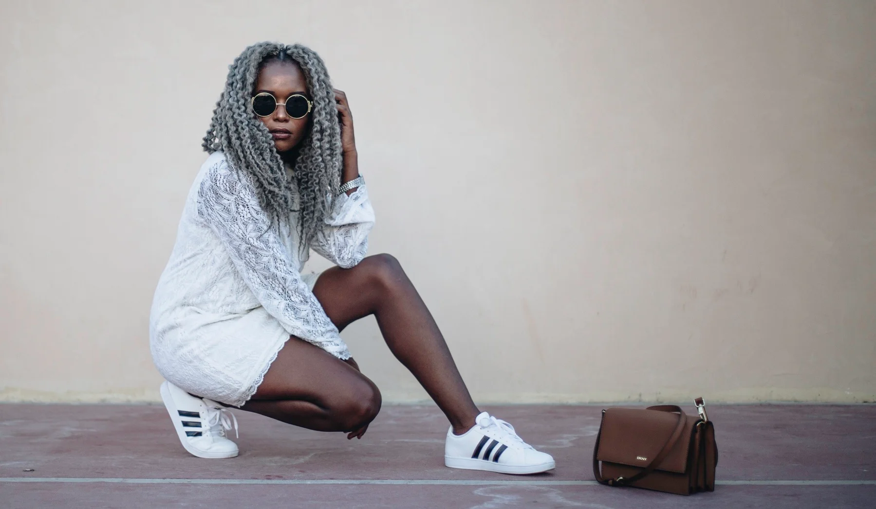 Asortarea genții cu pantofii sport albi: Sfaturi practice