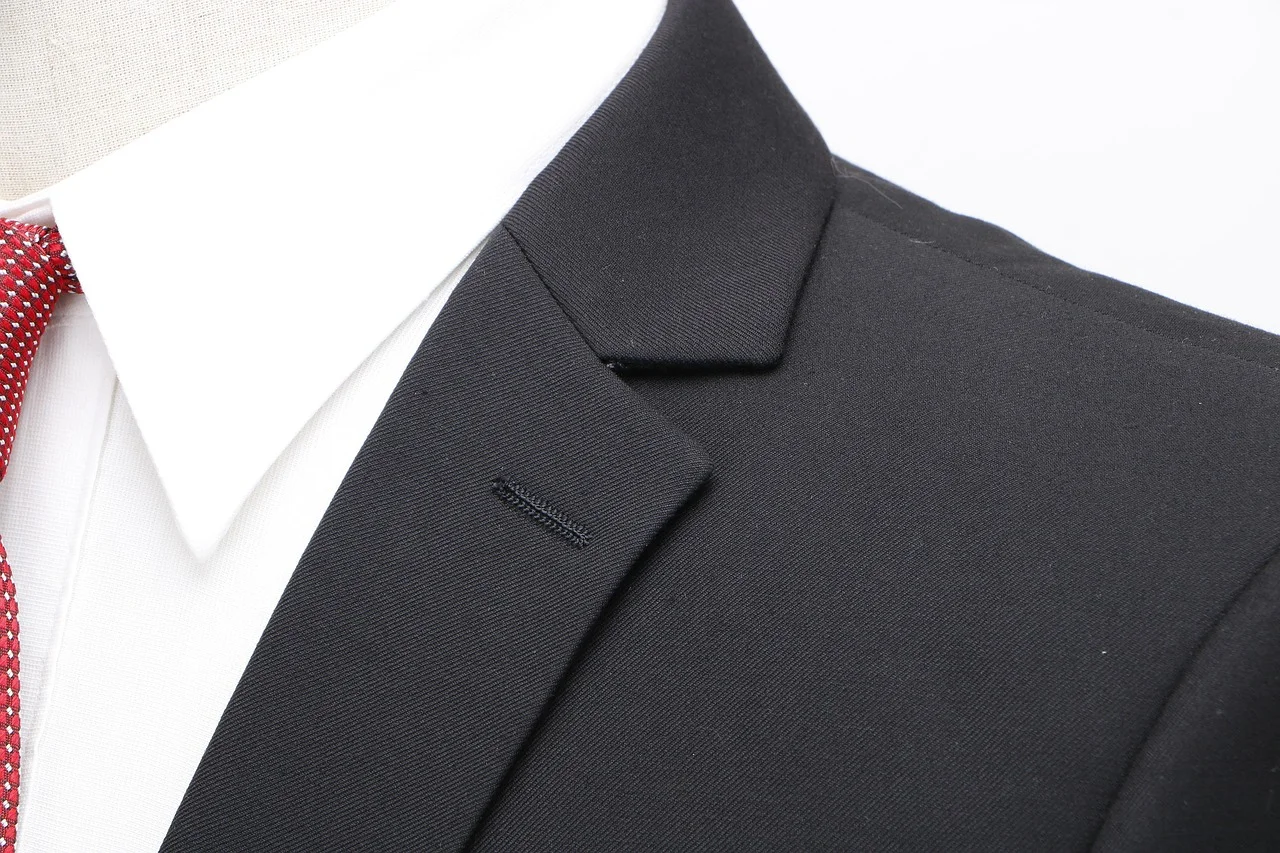 Costumul perfect pentru un eveniment business casual: Criterii de alegere