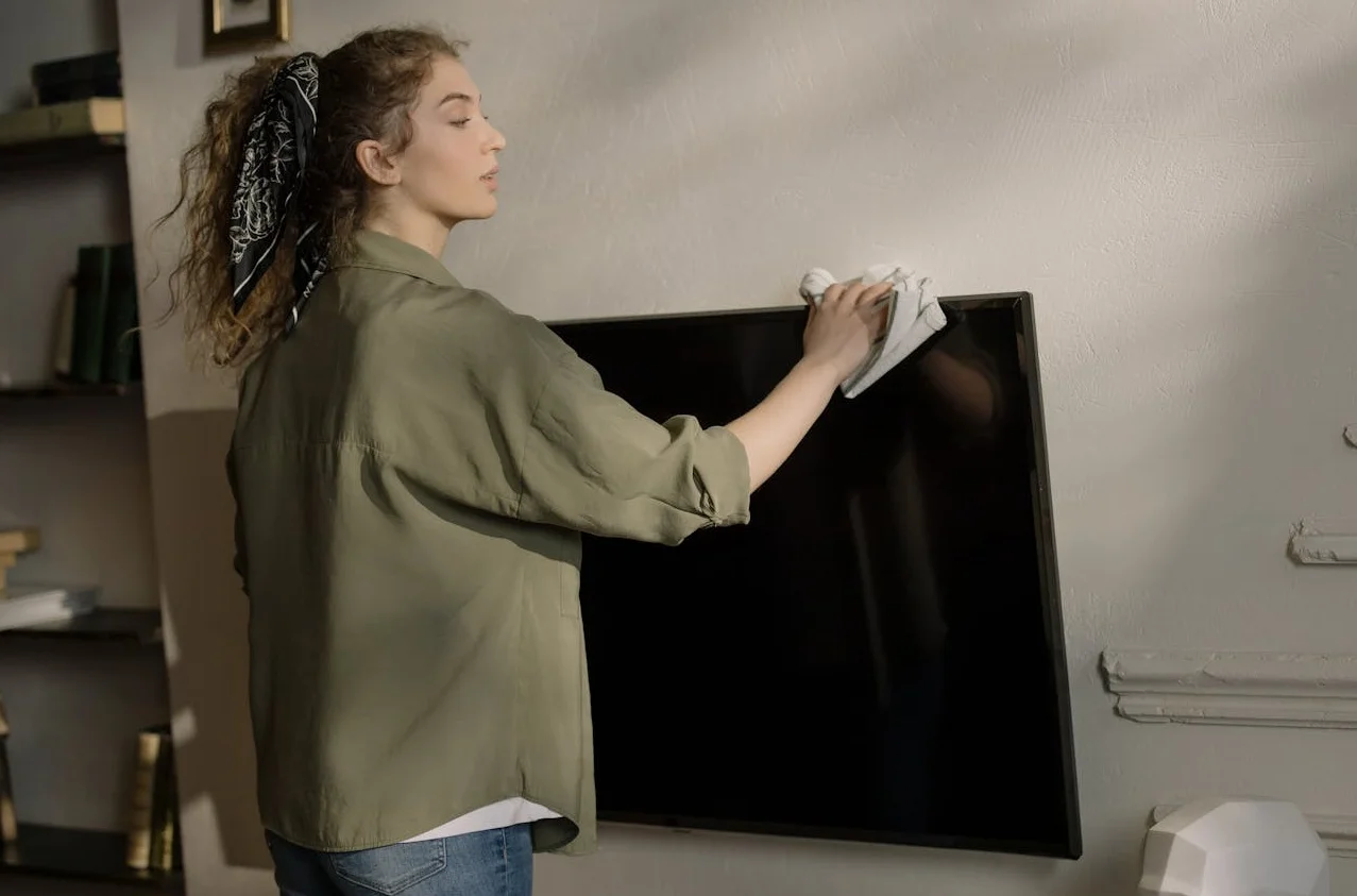 Cum cureți în siguranță ecranul unui televizor smart fără urme și zgârieturi