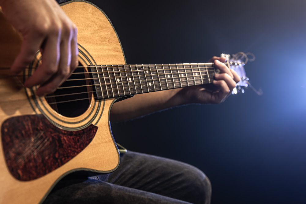Un muzician profesionist cântă în Europa la un bas construit din piese de pe Temu